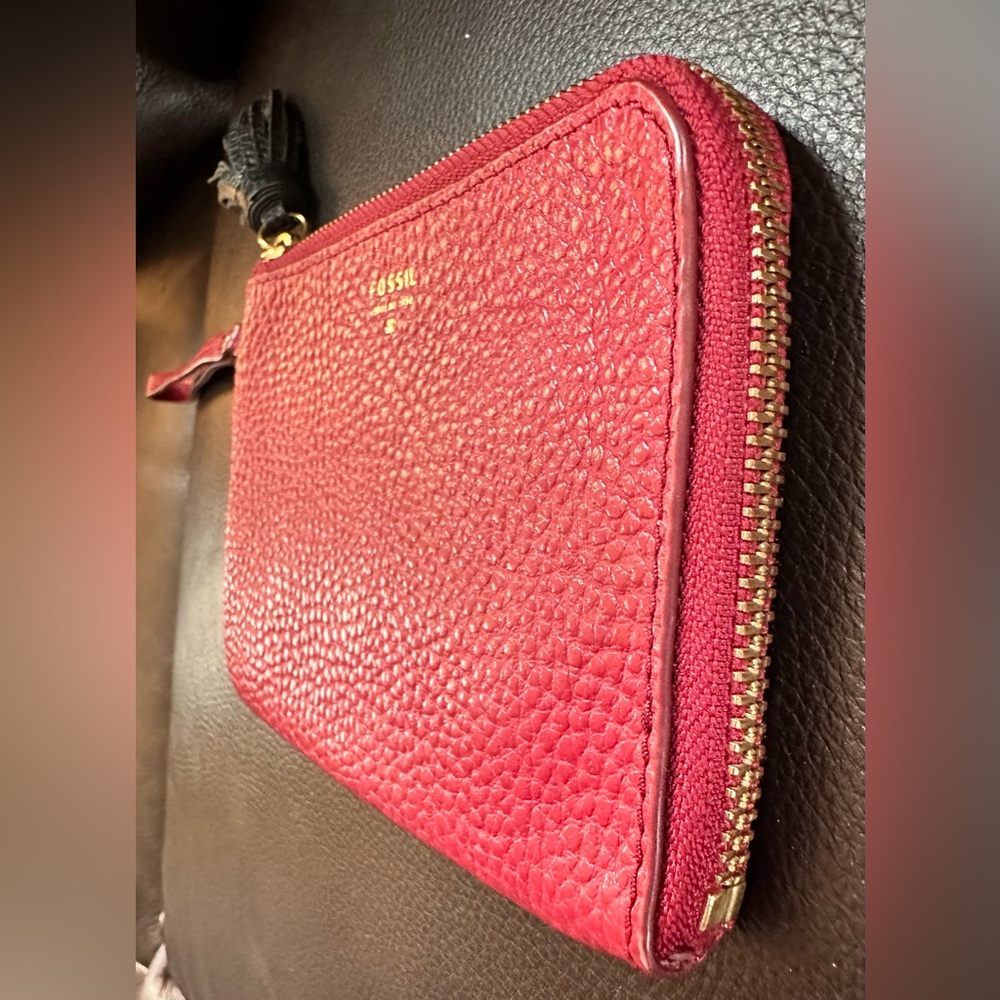 Fossil Pebbled Leather Wristlet Wallet Red W/ Black Tassel Zipper Pull - Picture 5 of 11